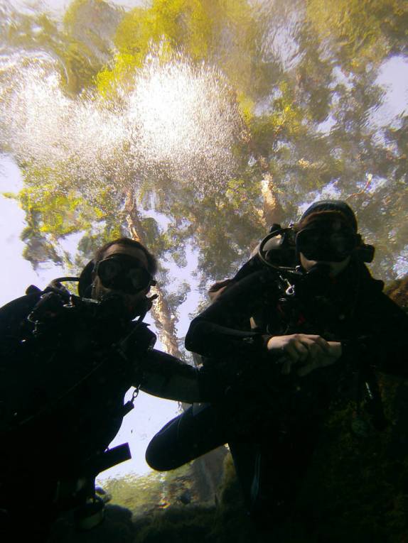 O feliz reencontro com a luz solar no final do mergulho em Ginnie Springs, na Flórida, nos Estados Unidos